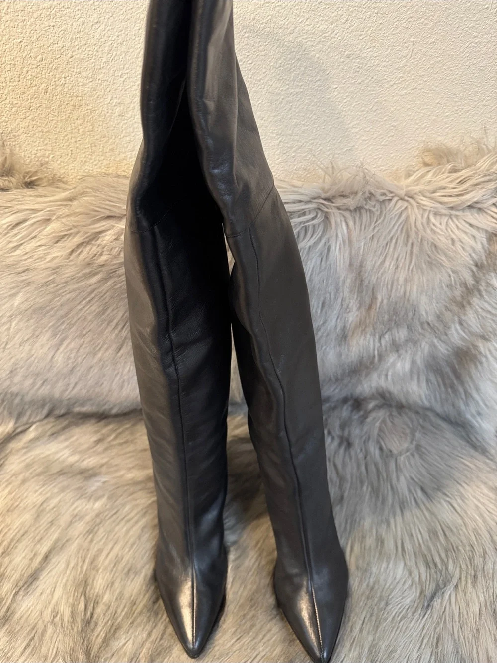 SCHUTZ sleek black